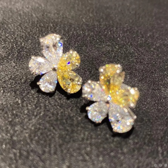 - - 🌸Beautiful Canary and White Prong Set lab Diamond Flower Post Back Ear… - Picture 5 of 10